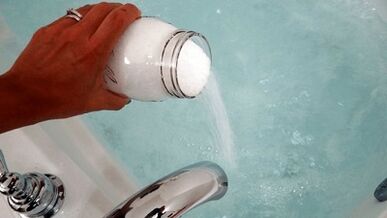 Bad met frisdrank voor een lid van een lid
