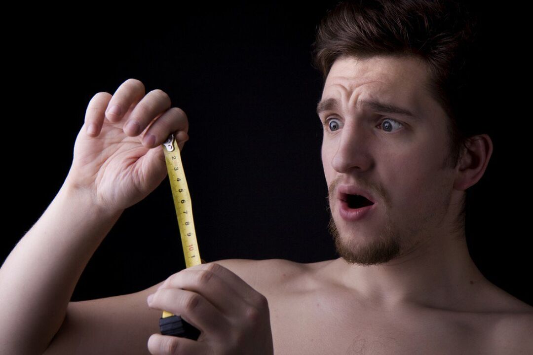 Een man vergroot zijn penis met frisdrankkompressen