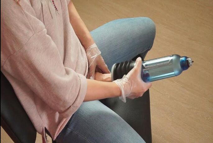 een pomp gebruiken om de penis te vergroten